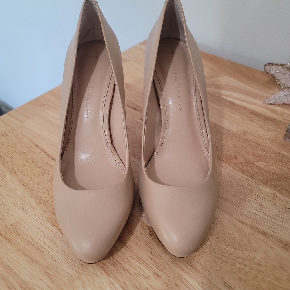 Bannana Republic Cream Stilettos size 7. With a 4 inch heel. Very crisp. - Picture 3 of 17